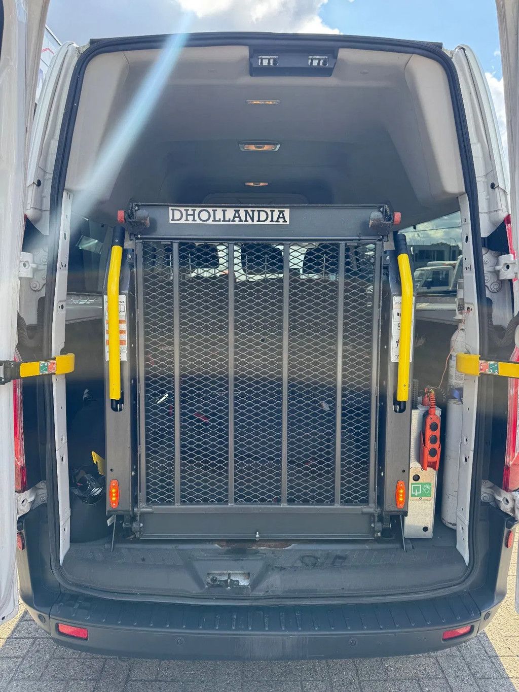 Ford **TRANSIT CUSTOM-9 SEATS-WHEELCHAIRLIFT-EURO6B**