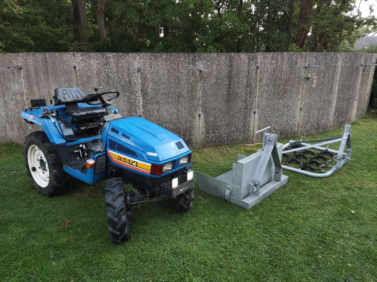 ISEKI tractor (type 318, 18 pk, 4WD), inclusief toebehoren!