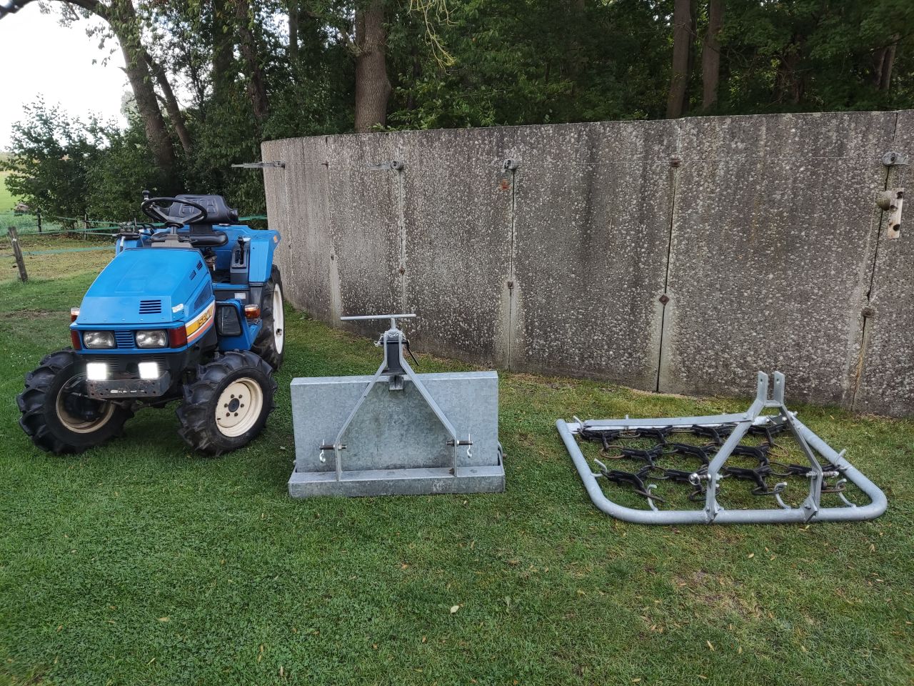ISEKI tractor (type 318, 18 pk, 4WD), inclusief toebehoren!