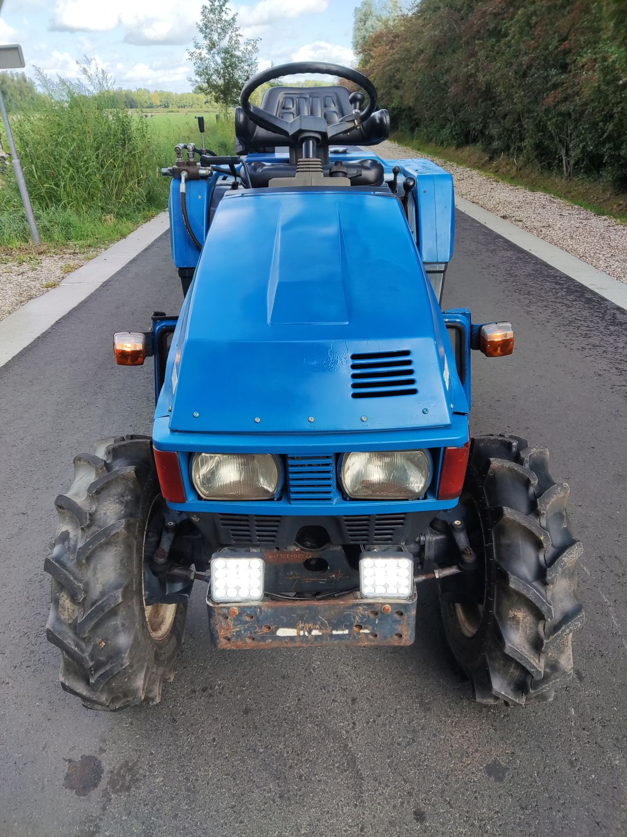 ISEKI tractor (type 318, 18 pk, 4WD), inclusief toebehoren!