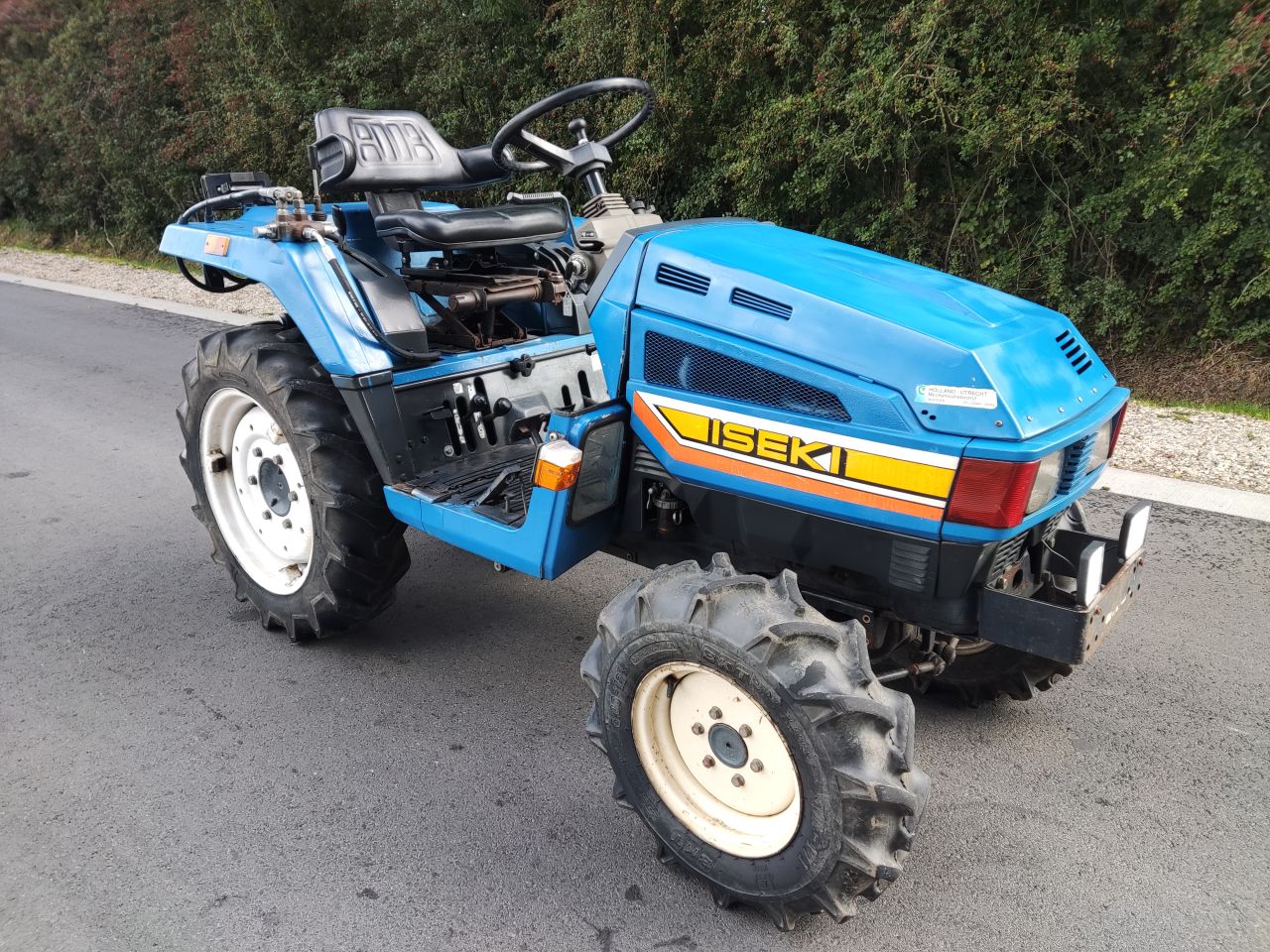 ISEKI tractor (type 318, 18 pk, 4WD), inclusief toebehoren!