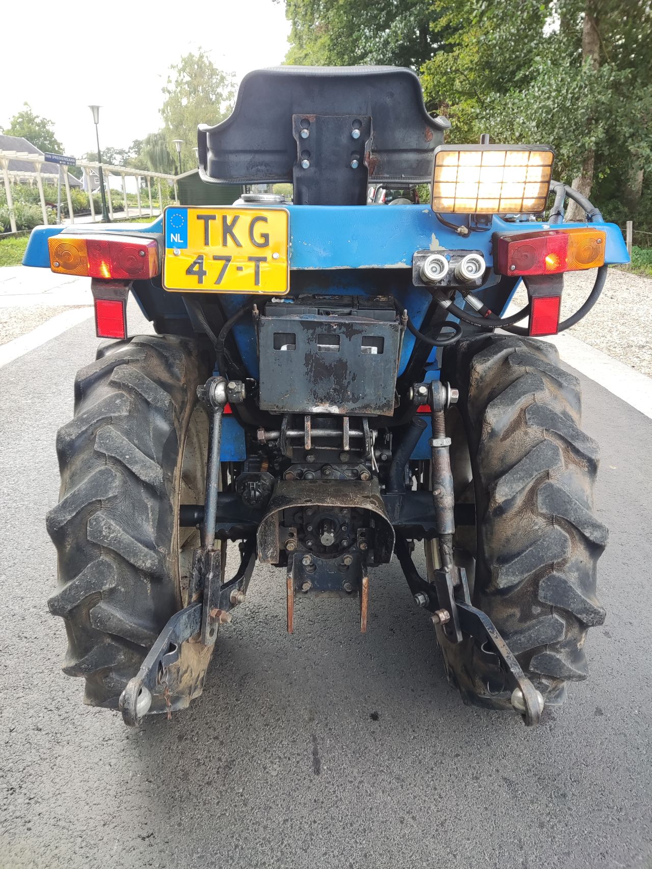 ISEKI tractor (type 318, 18 pk, 4WD), inclusief toebehoren!