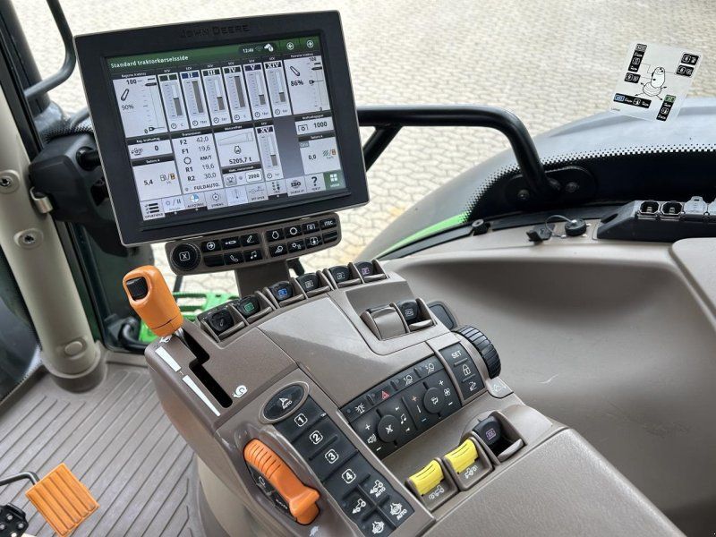 John Deere 6215R