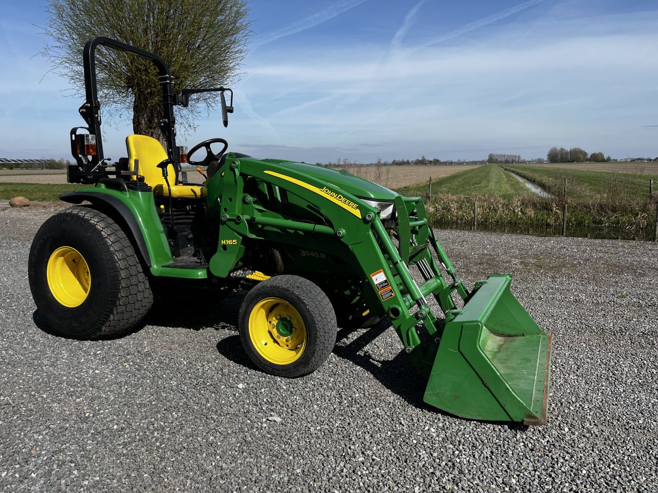 John Deere 3045r met voorlader 1300 draaiuren 4wd