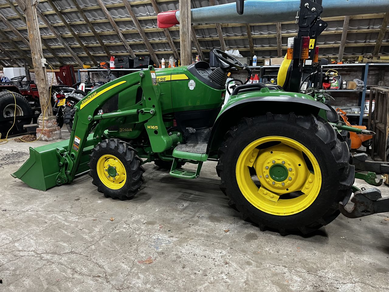 John Deere 3045r met voorlader 1300 draaiuren 4wd