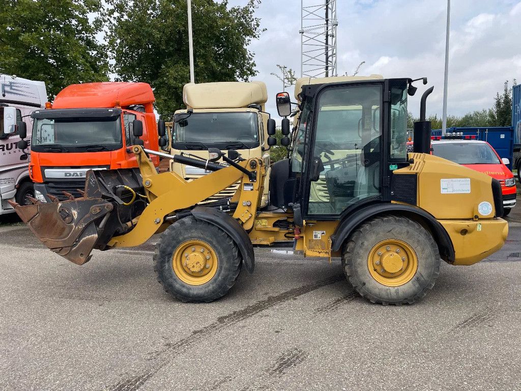 Caterpillar 906H met Klapschauffel 1.900 uhr !! Nieuwstaat !!