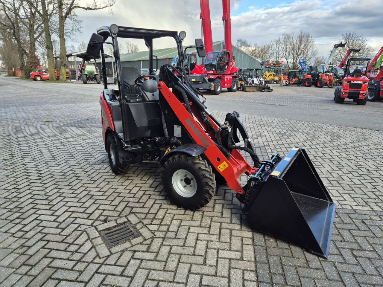 MANITOU MLA 2-25H miniloader with weight of 1740 kgs