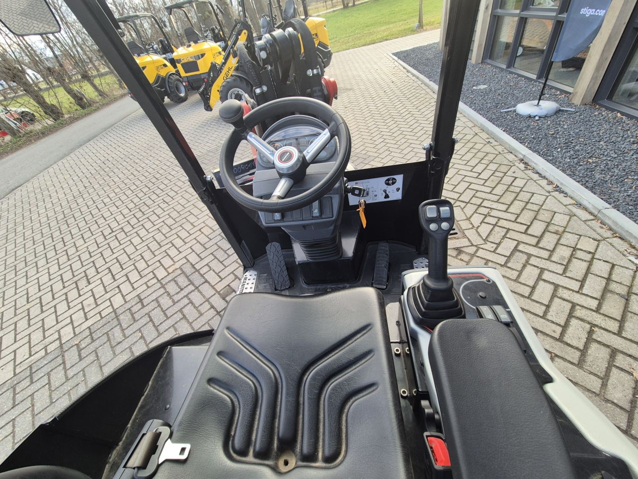 MANITOU MLA 2-25H miniloader with weight of 1740 kgs