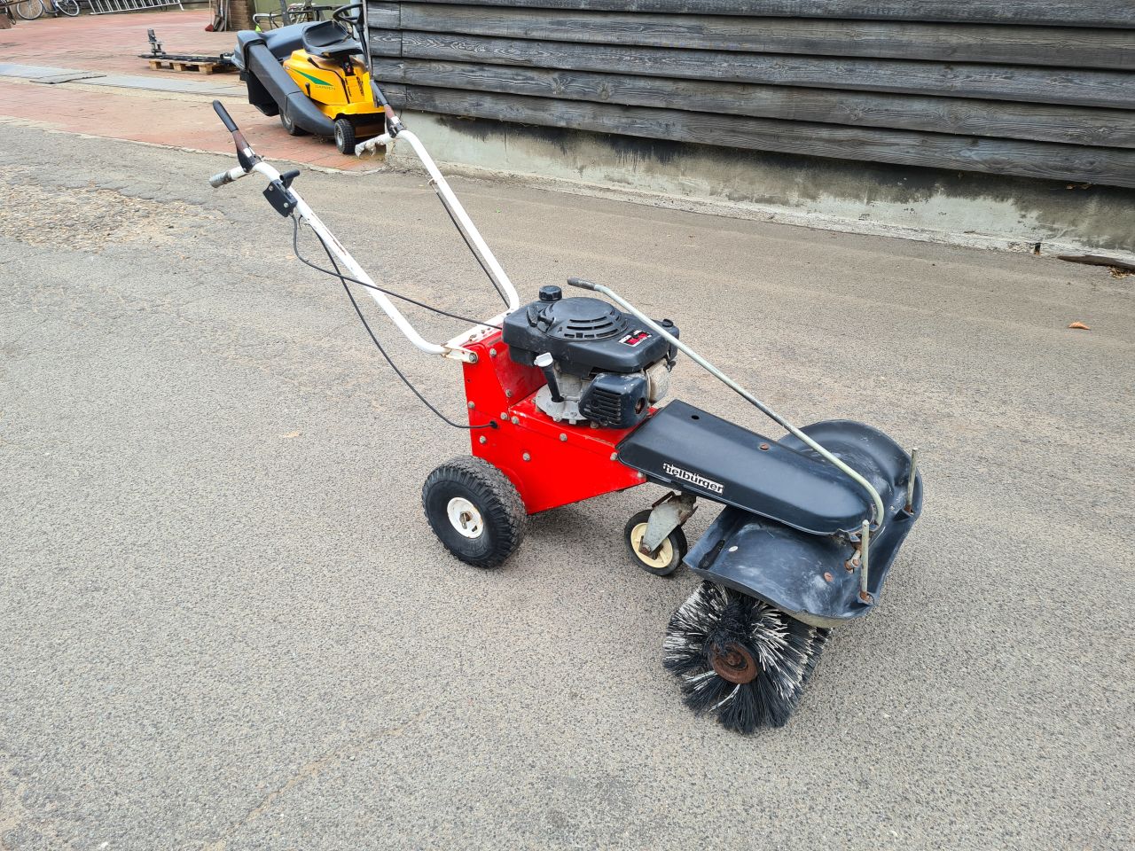 Tielburger frontbezem met honda motor.