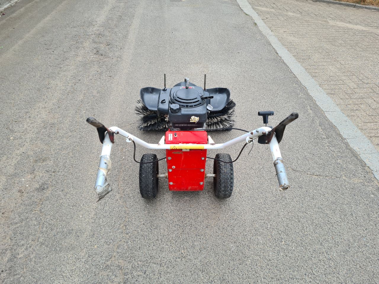 Tielburger frontbezem met honda motor.
