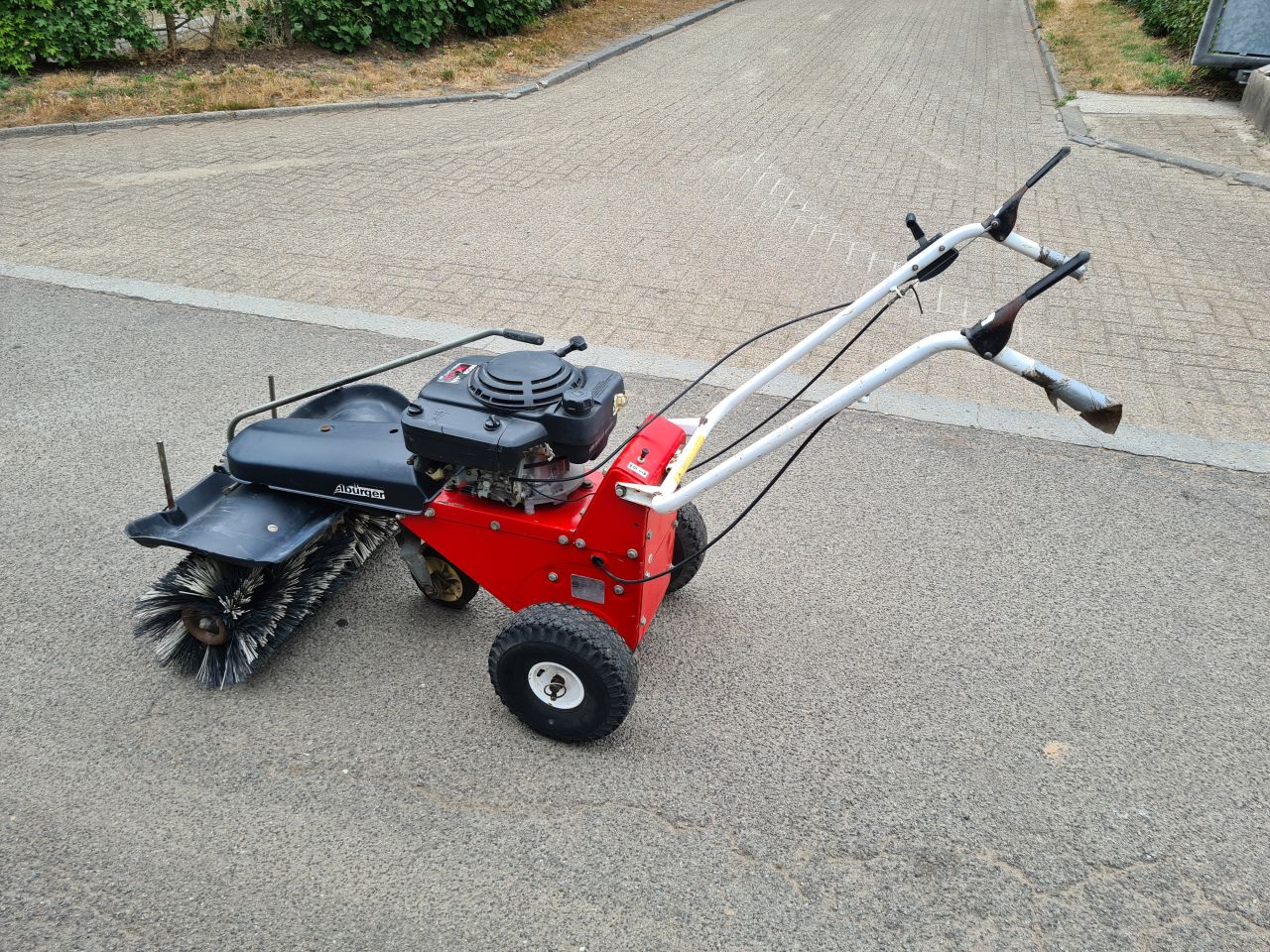 Tielburger frontbezem met honda motor.