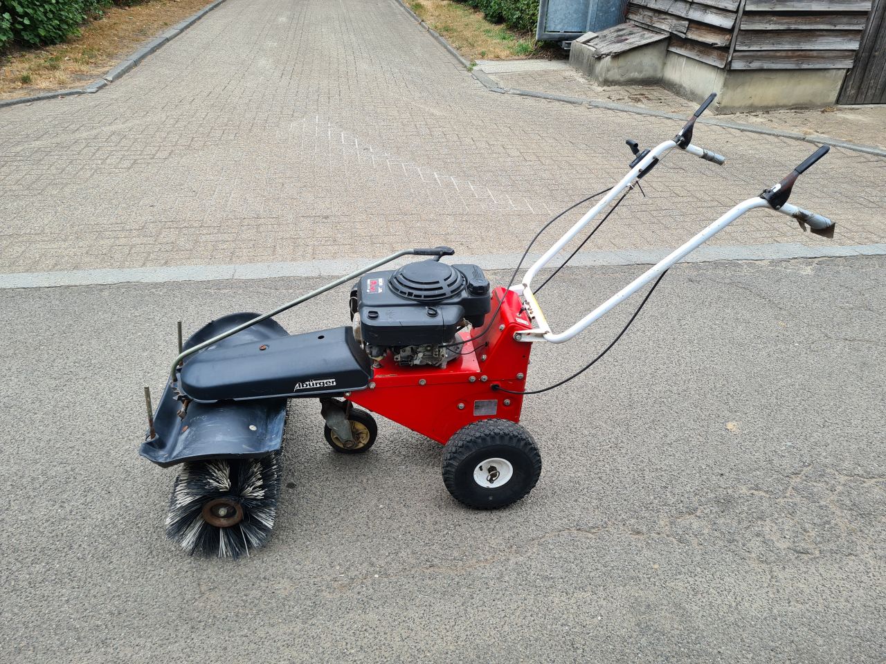 Tielburger frontbezem met honda motor.