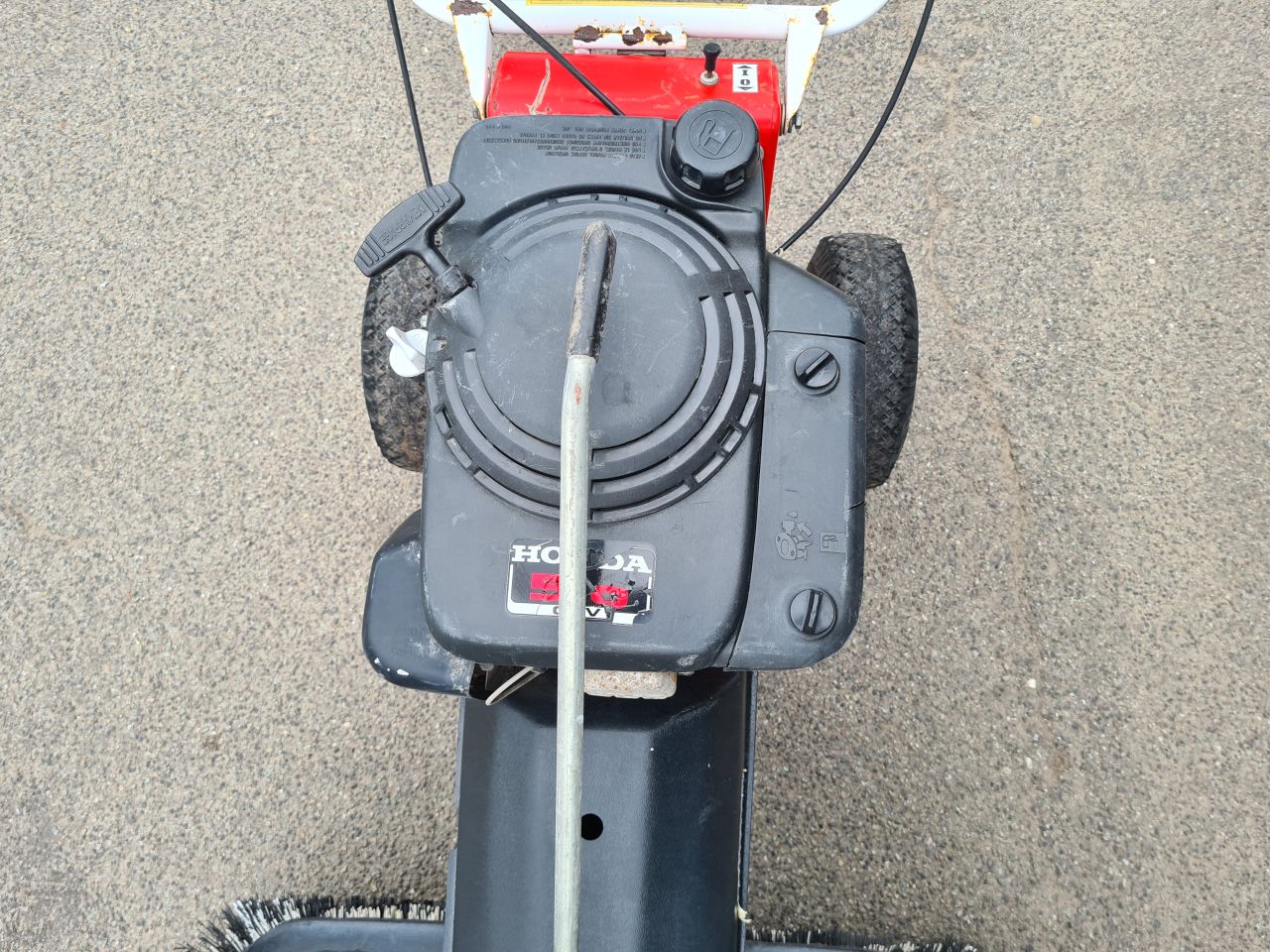 Tielburger frontbezem met honda motor.
