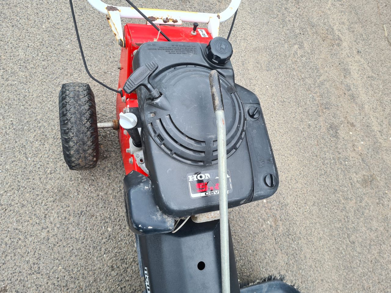 Tielburger frontbezem met honda motor.