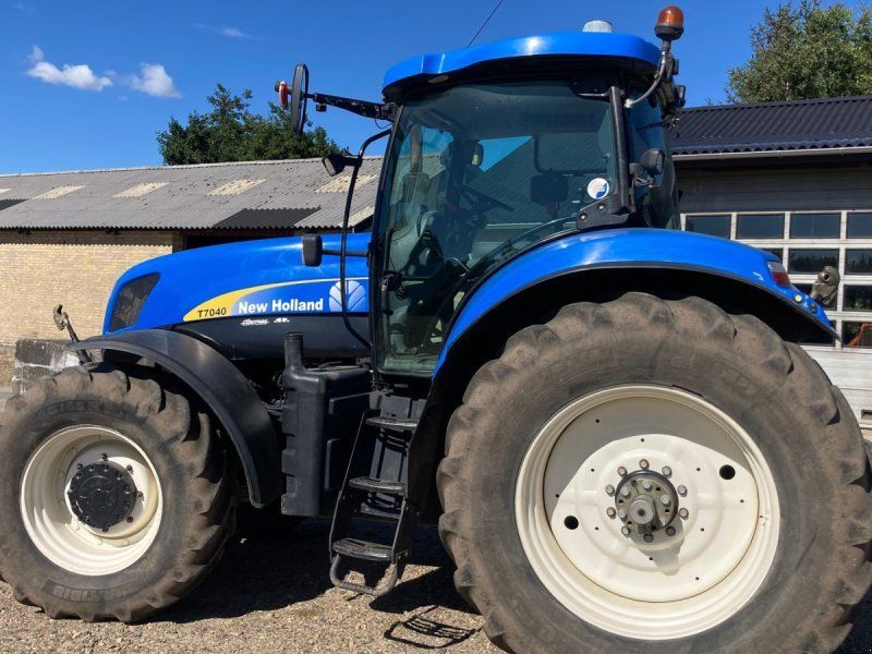 New Holland T7040