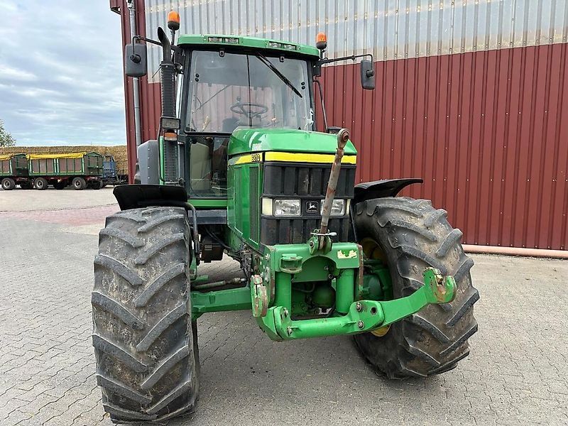 John Deere 6810