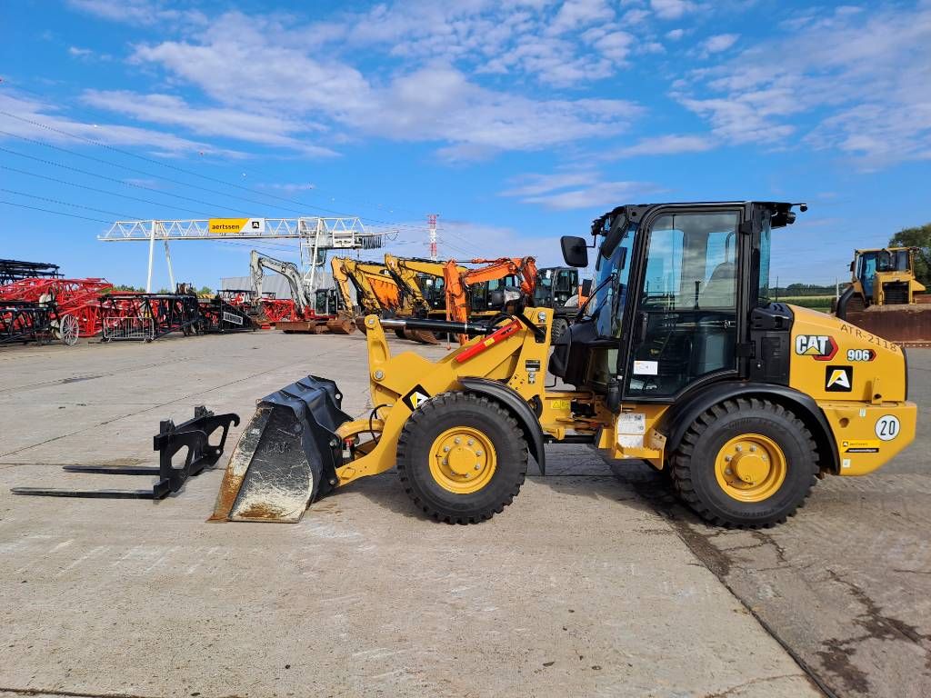 CAT 906 (Bucket + Forks)