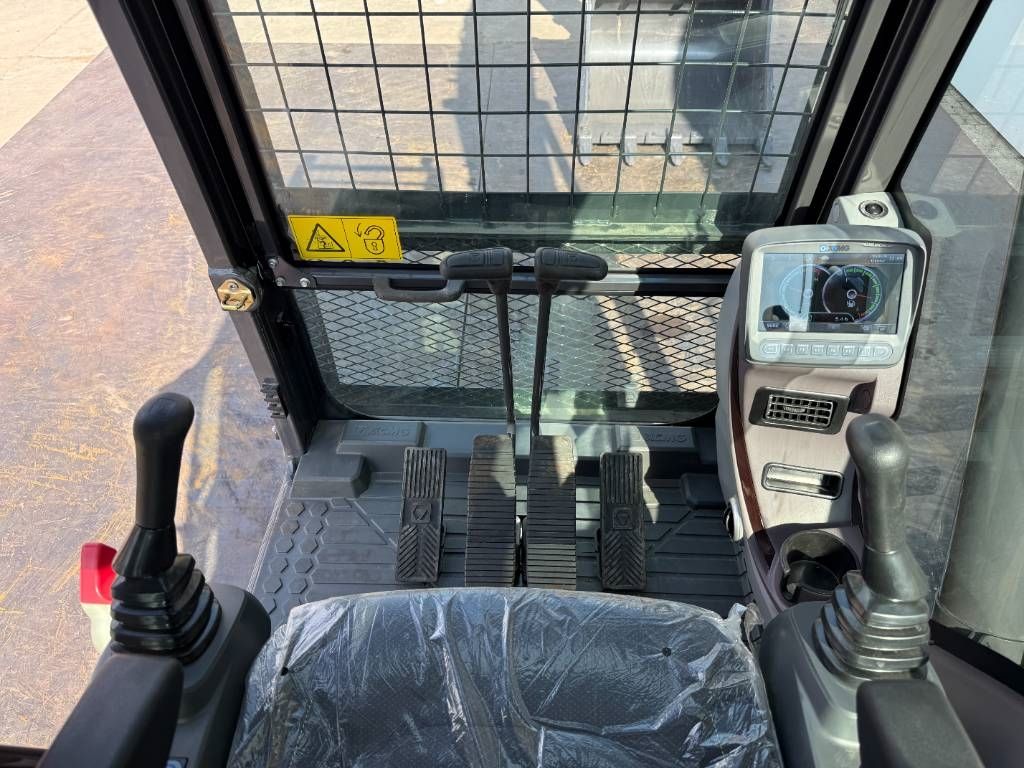 XCMG XE230CLC - Isuzu Engine / Hammer Lines Included!