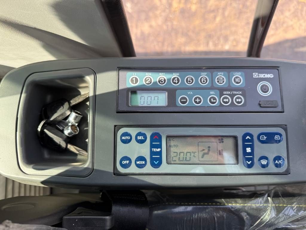 XCMG XE230CLC - Isuzu Engine / Hammer Lines Included!