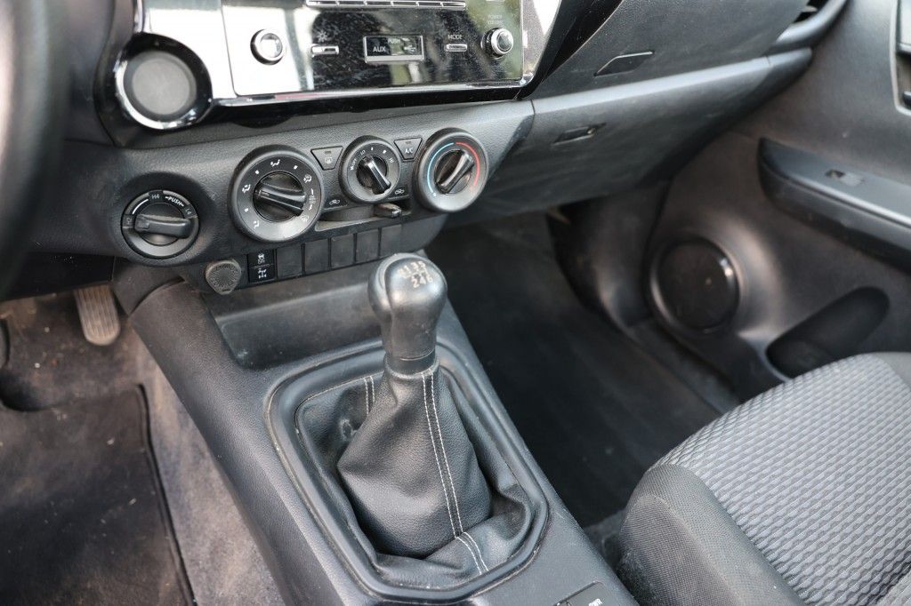 Toyota Hilux 2.4 D-4D ENKEL CABIN 4WD VAN