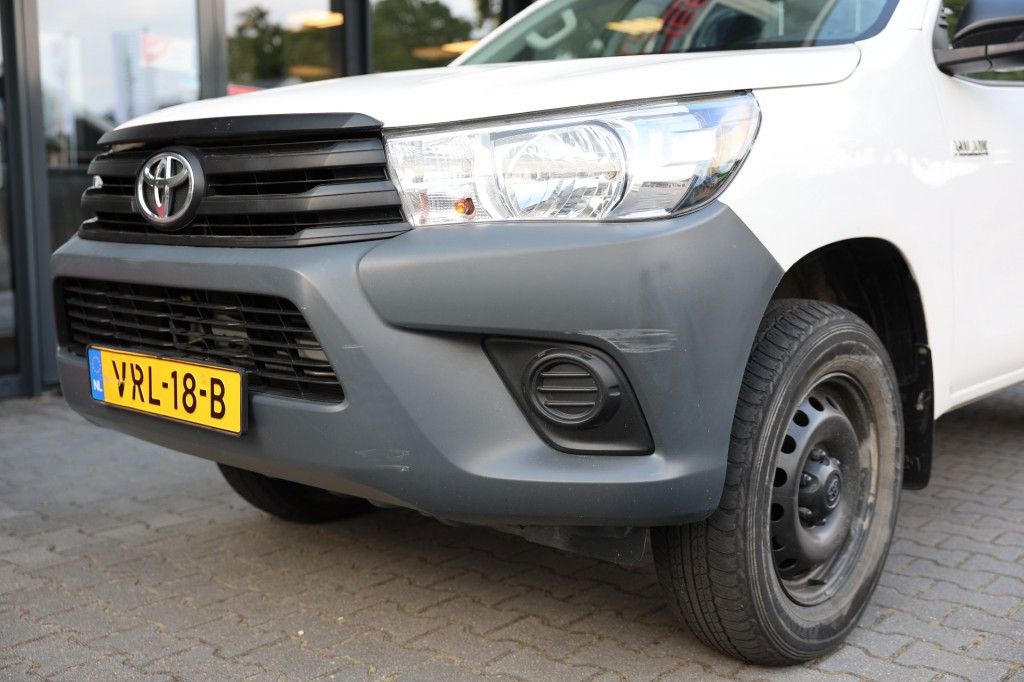 Toyota Hilux 2.4 D-4D ENKEL CABIN 4WD VAN
