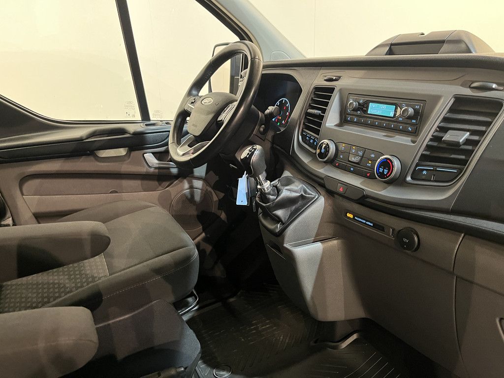 Ford Transit Custom 320 2.0 TDCI L2H1 Trend / Euro 6 / Airco / Cruise Control / Trekhaak / 220 V. / PDC / 65.600 KM !!