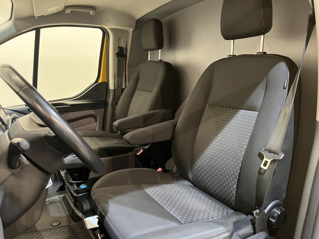 Ford Transit Custom 320 2.0 TDCI L2H1 Trend / Euro 6 / Airco / Cruise Control / Trekhaak / 220 V. / PDC / 65.600 KM !!