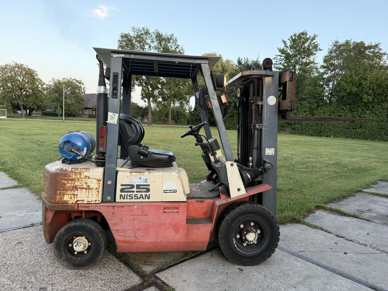 Inruilkoopje! Nissan 2.5 tonner lpg heftruck 3-delig + Sideshift