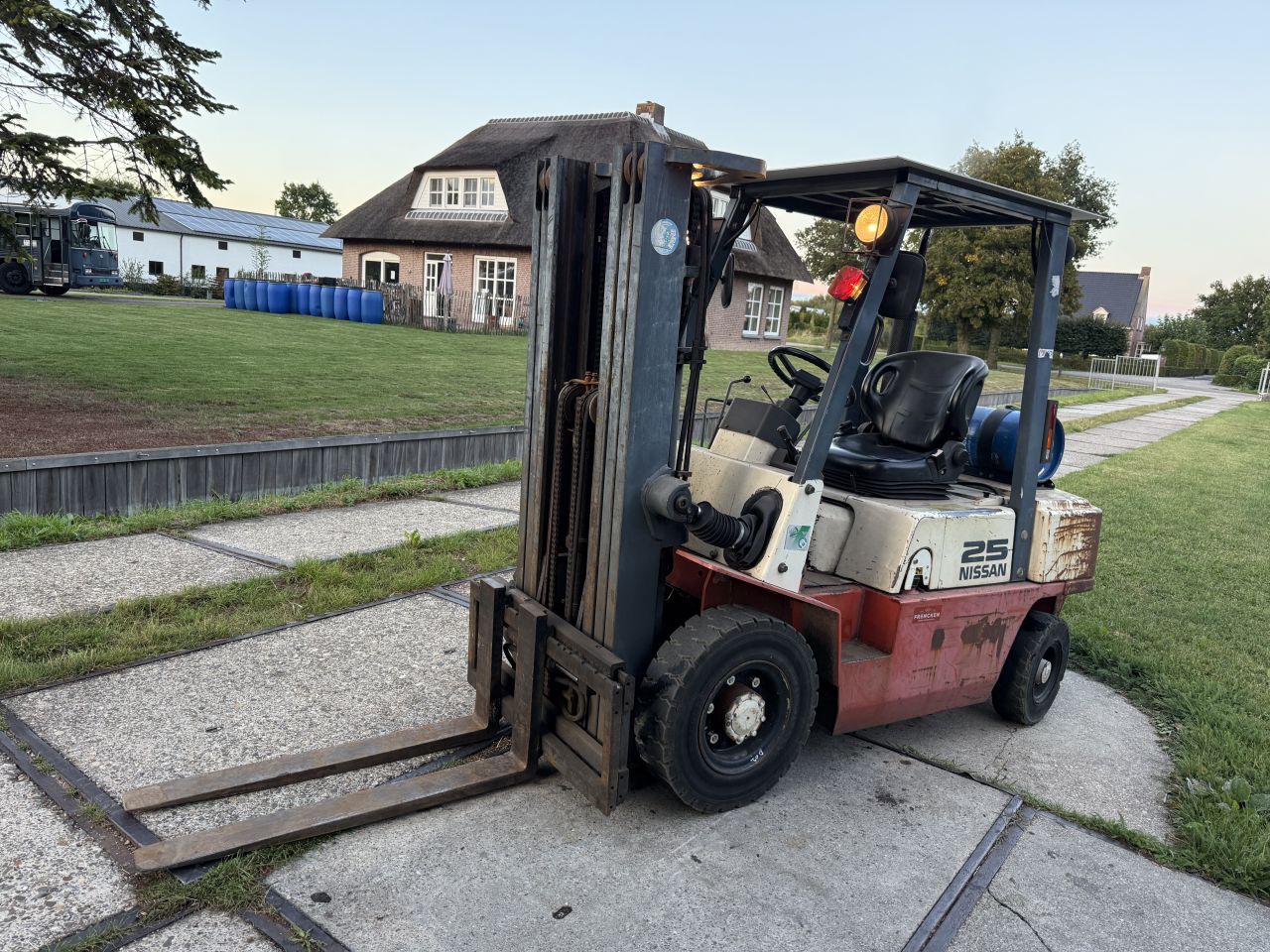 Inruilkoopje! Nissan 2.5 tonner lpg heftruck 3-delig + Sideshift