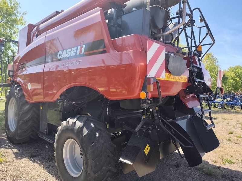Case IH Axial Flow 8230