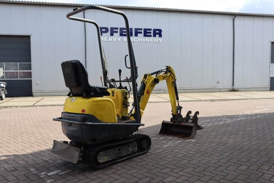 Wacker Neuson E08-01 Wacker Neuson mini excavator including 2 bu