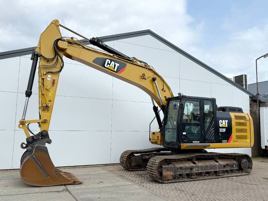 CAT 323FL - German Machine / Rear + Side Camera