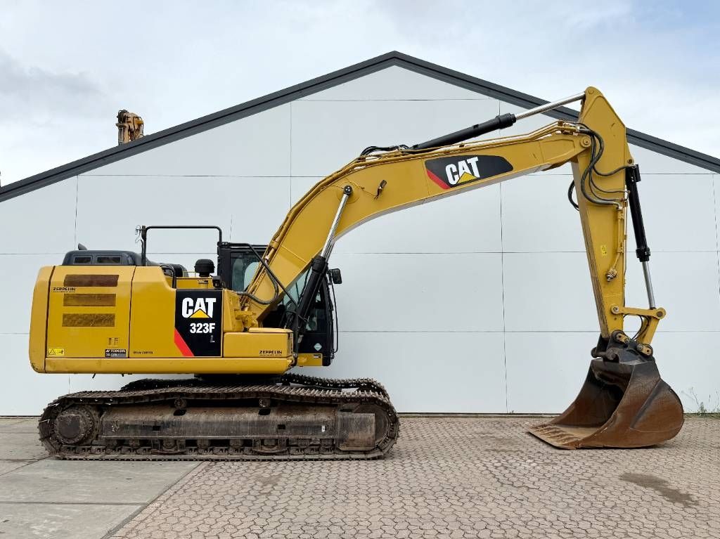 CAT 323FL - German Machine / Rear + Side Camera