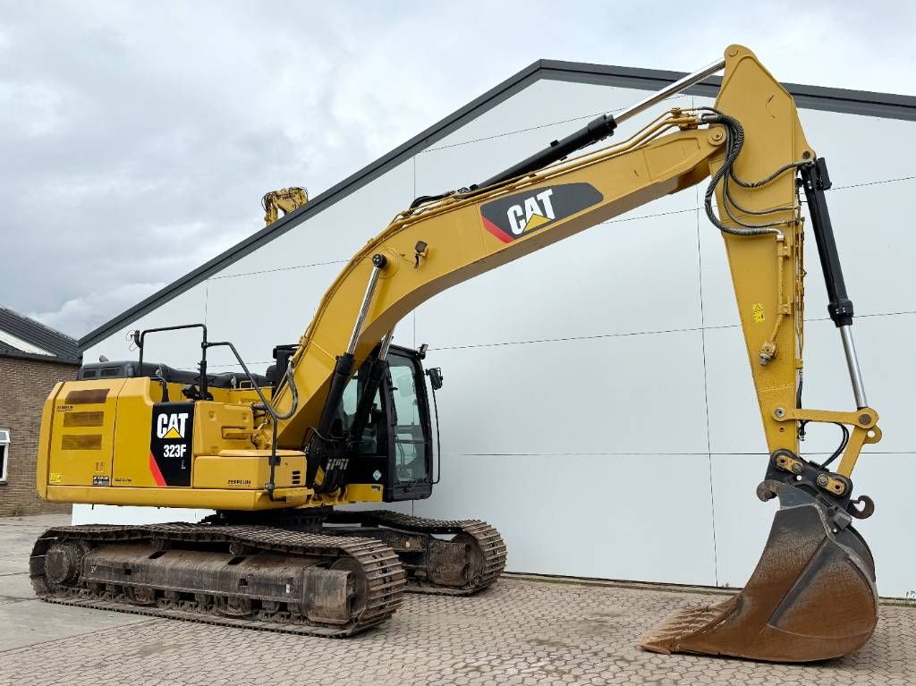 CAT 323FL - German Machine / Rear + Side Camera