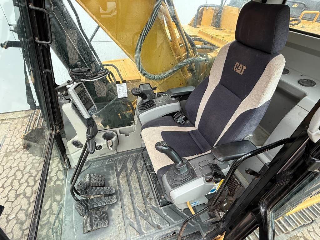CAT 323FL - German Machine / Rear + Side Camera