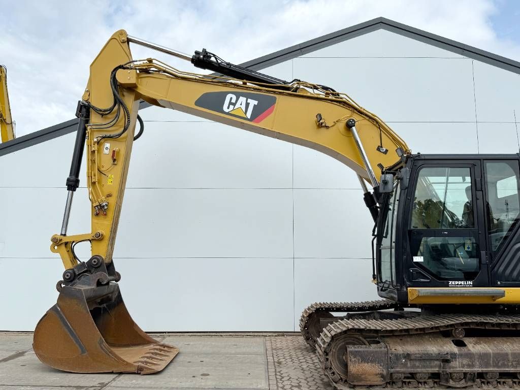 CAT 323FL - German Machine / Rear + Side Camera