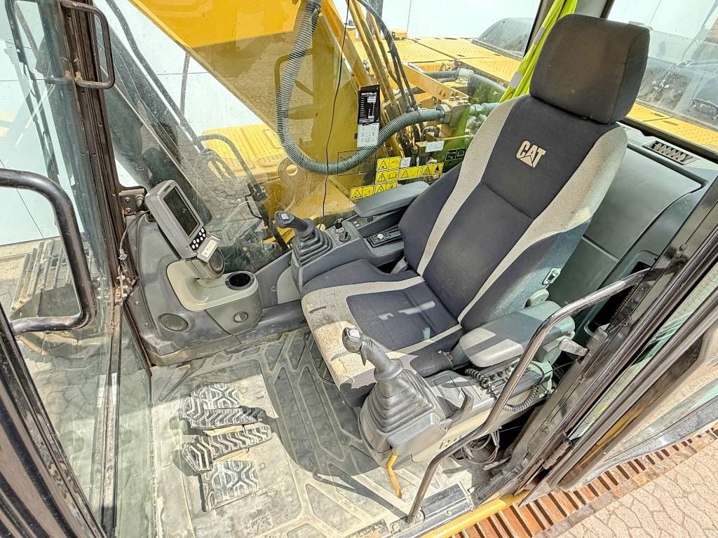 CAT 320DL - Bucket Included / Quick Coupler