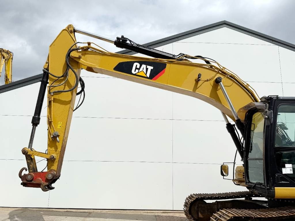 CAT 320DL - Bucket Included / Quick Coupler