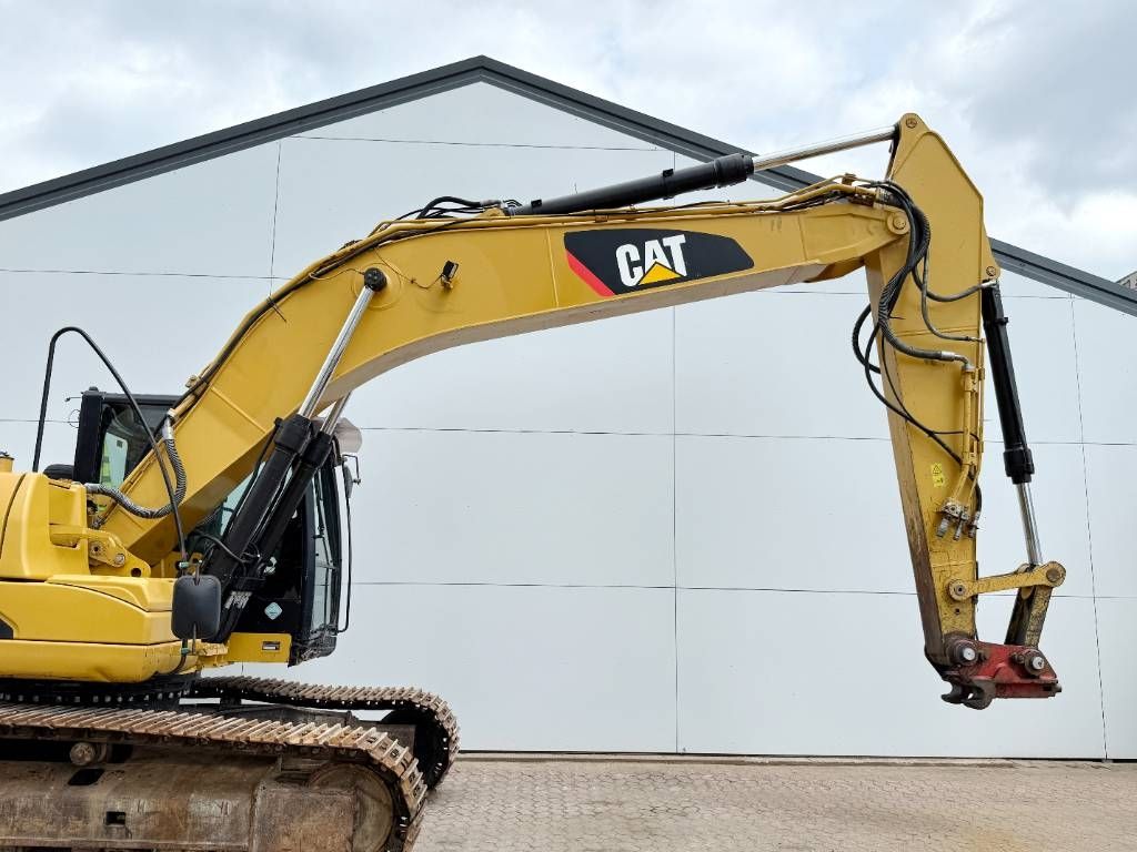 CAT 320DL - Bucket Included / Quick Coupler