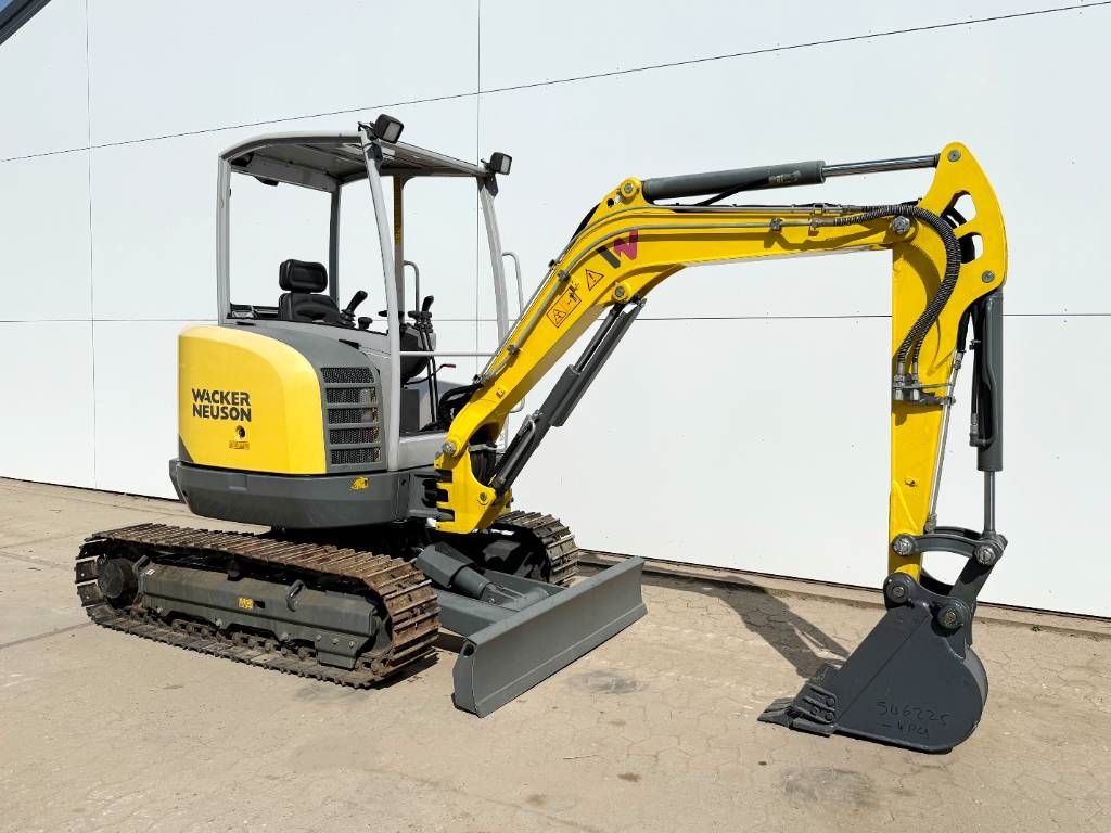 Wacker Neuson EZ26 Zero Tail - Hammer Lines / Trench Bucket