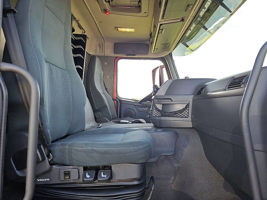 VOLVO FM 11.330 6x2 frigobl. lift