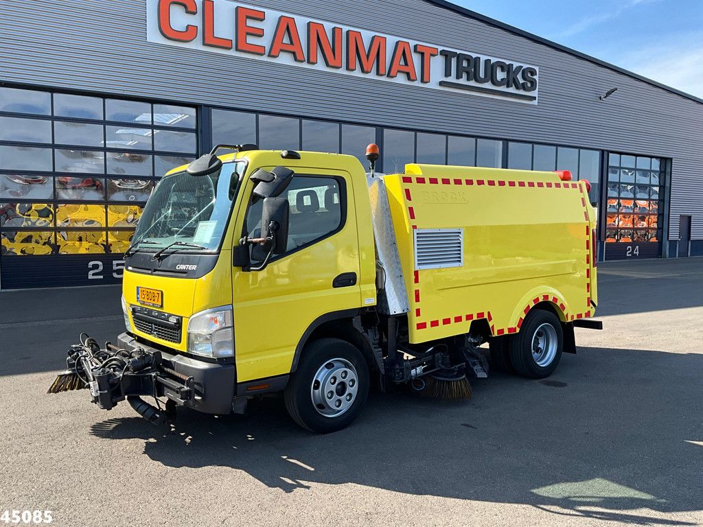 Mitsubishi Canter 7C15 Brock sweeper Just 94.095 km!