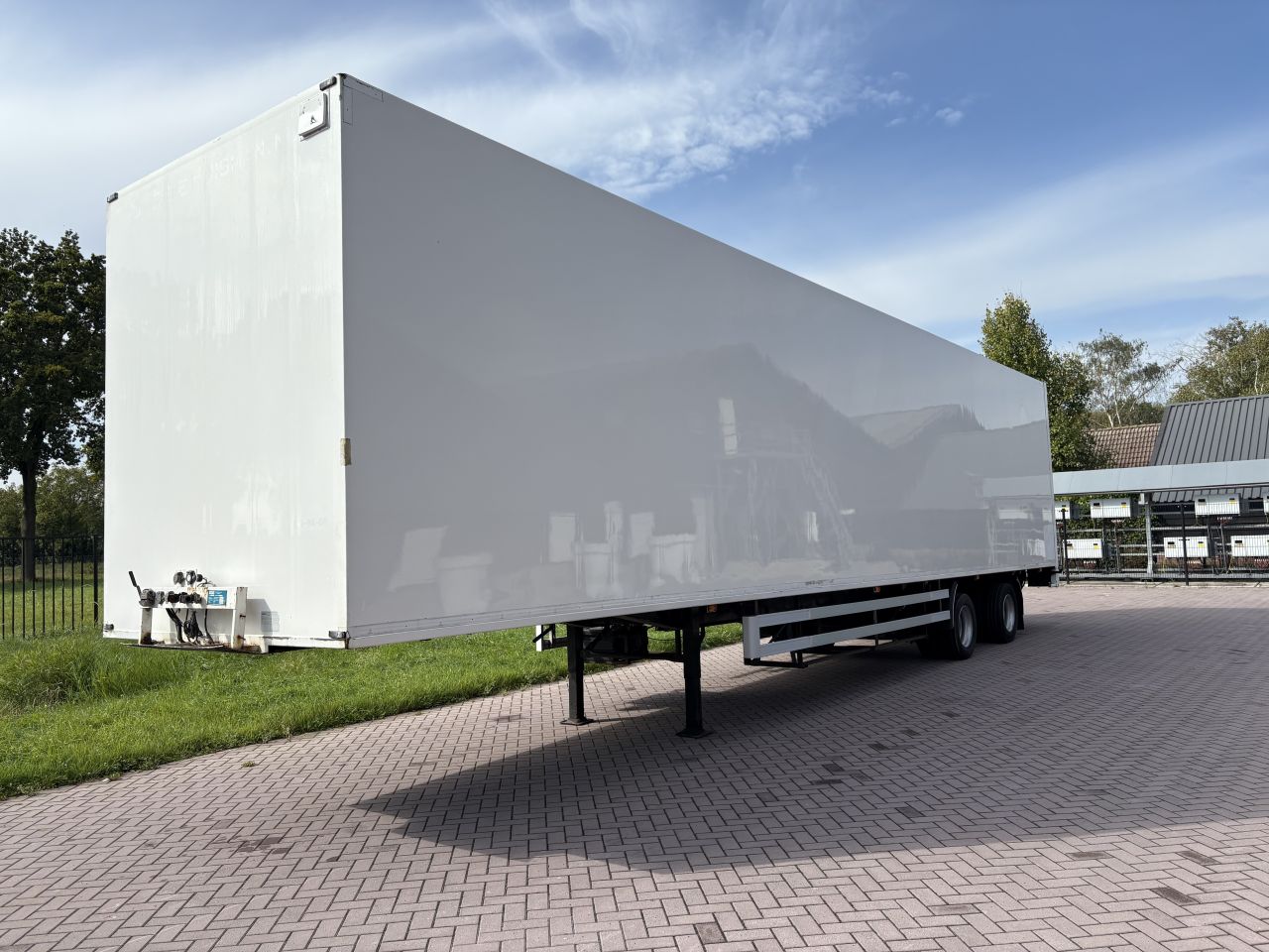 Oplegger CONTAR met laadklep 2000 kg
