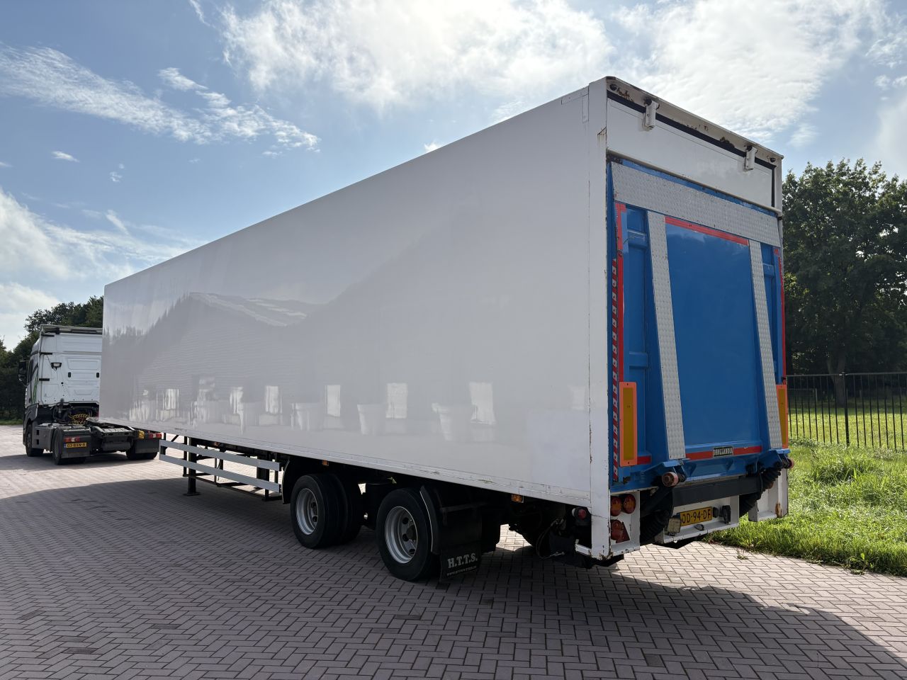 Oplegger CONTAR met laadklep 2000 kg