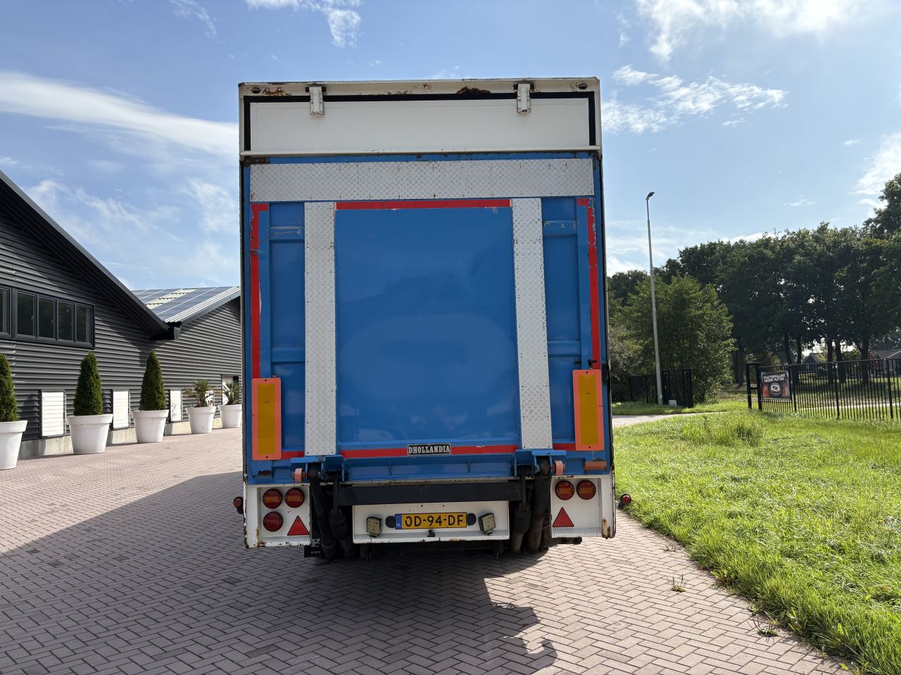 Oplegger CONTAR met laadklep 2000 kg