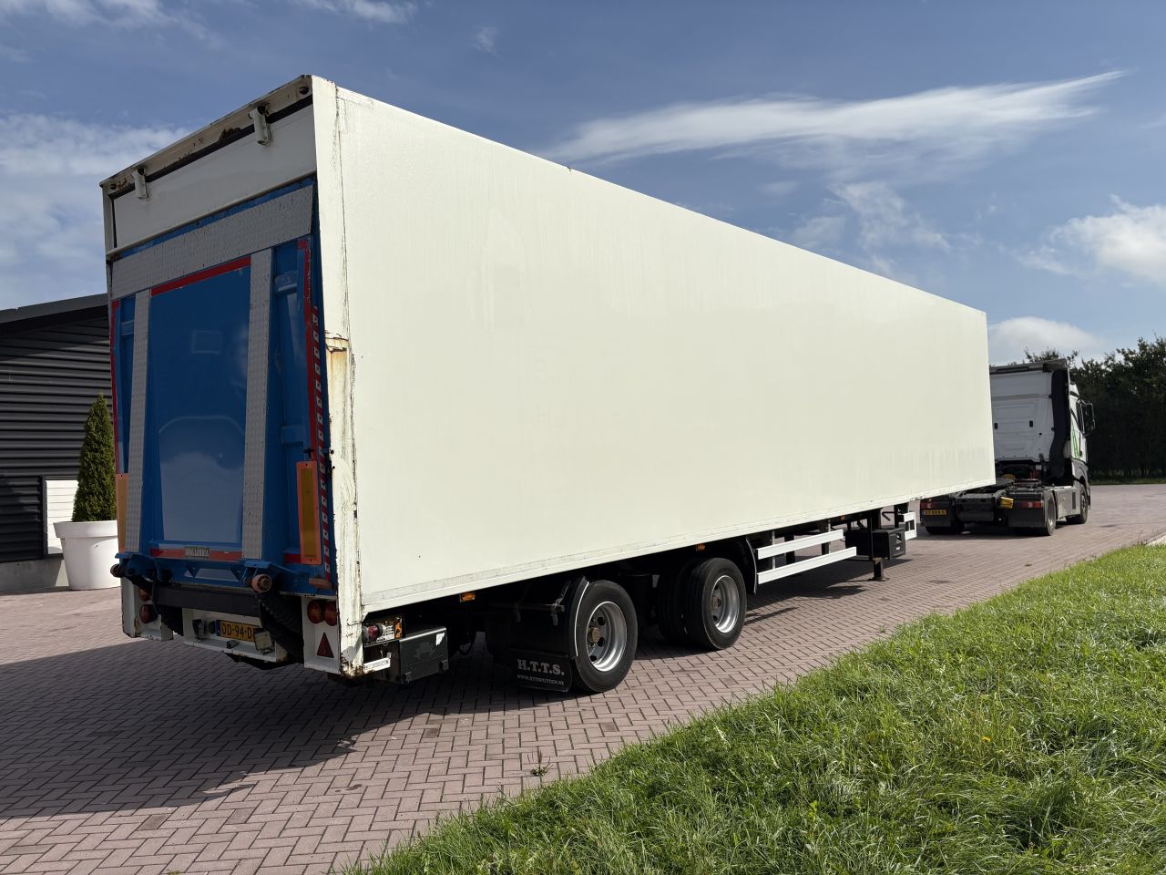Oplegger CONTAR met laadklep 2000 kg