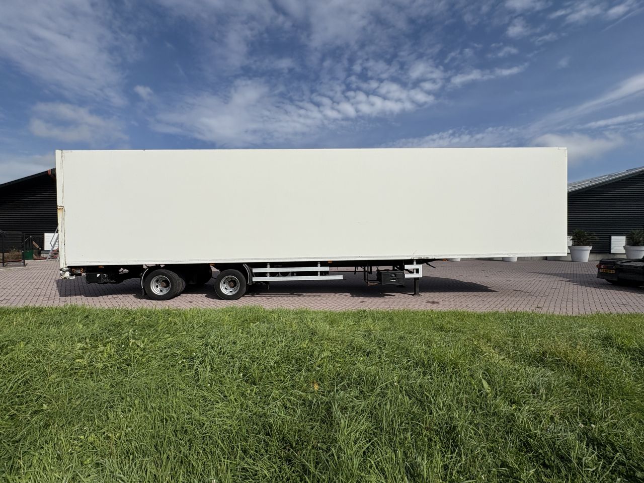 Oplegger CONTAR met laadklep 2000 kg