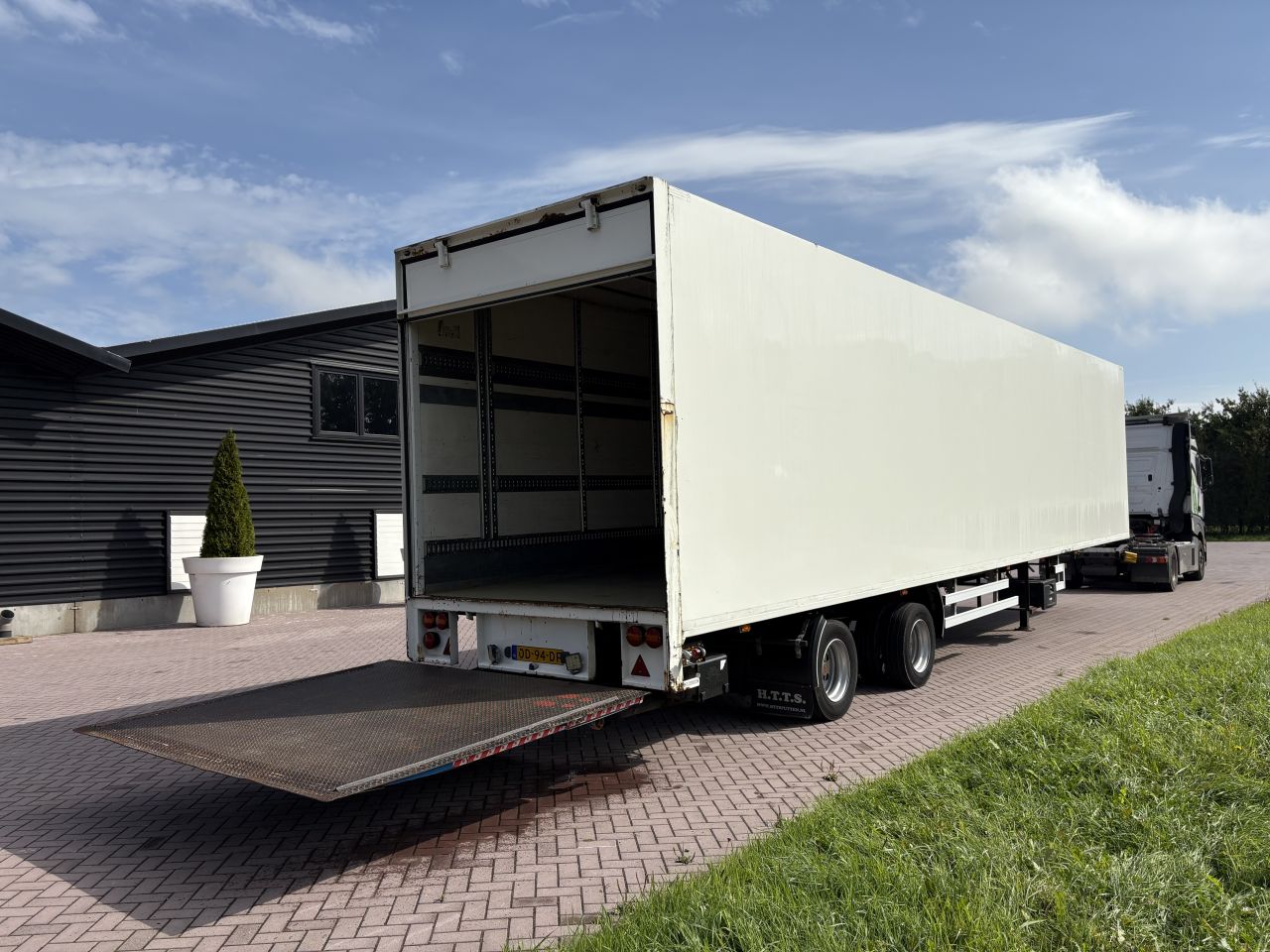 Oplegger CONTAR met laadklep 2000 kg