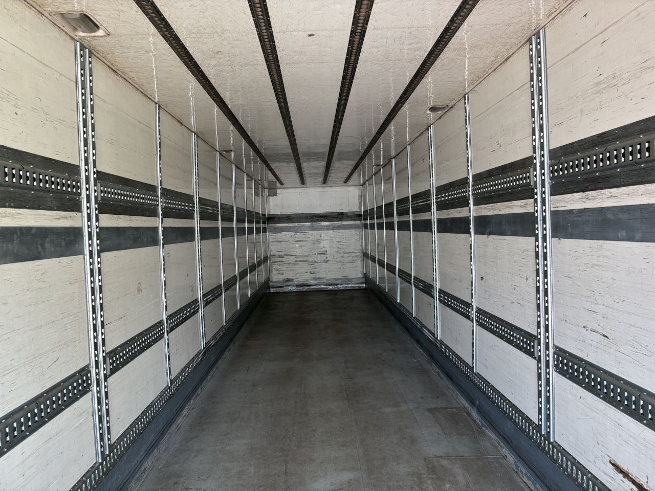 Oplegger CONTAR met laadklep 2000 kg