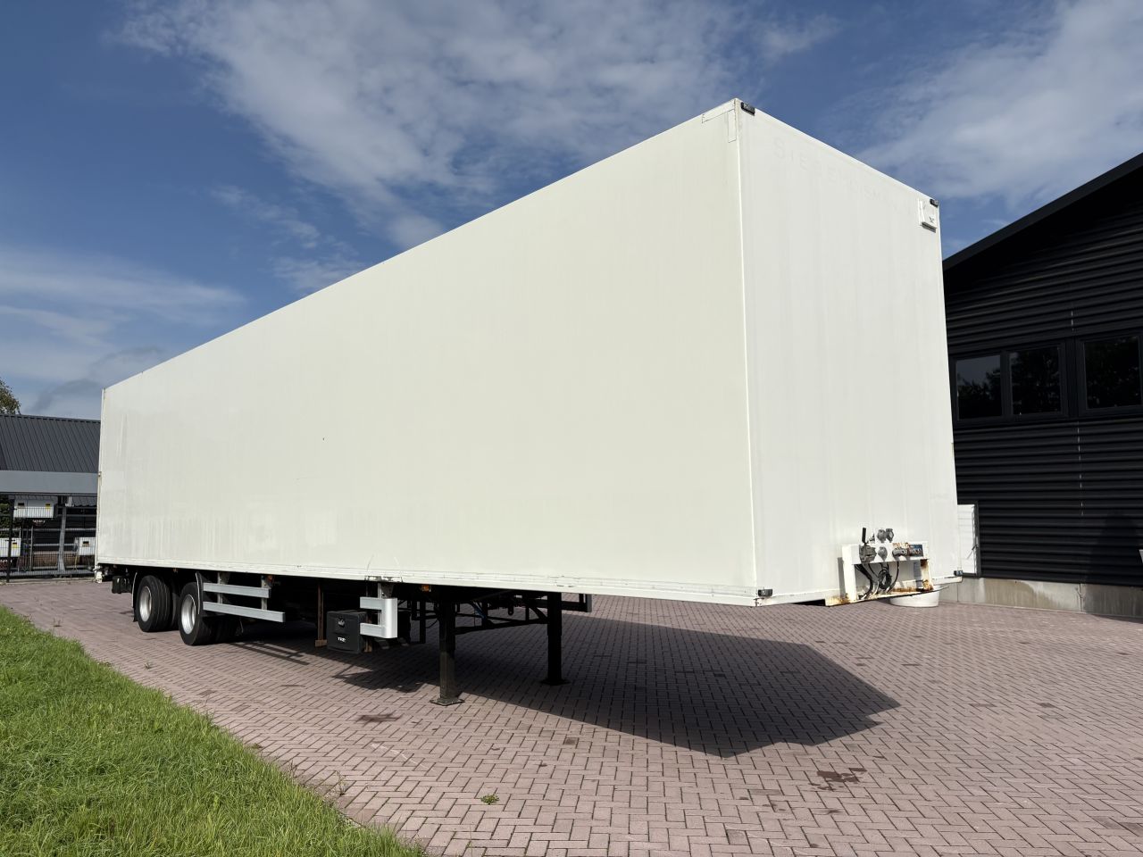 Oplegger CONTAR met laadklep 2000 kg